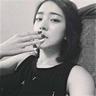 工人为追星女儿拍海报 收获明星合影